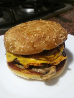 Una foto de Mushroom Cheeseburger