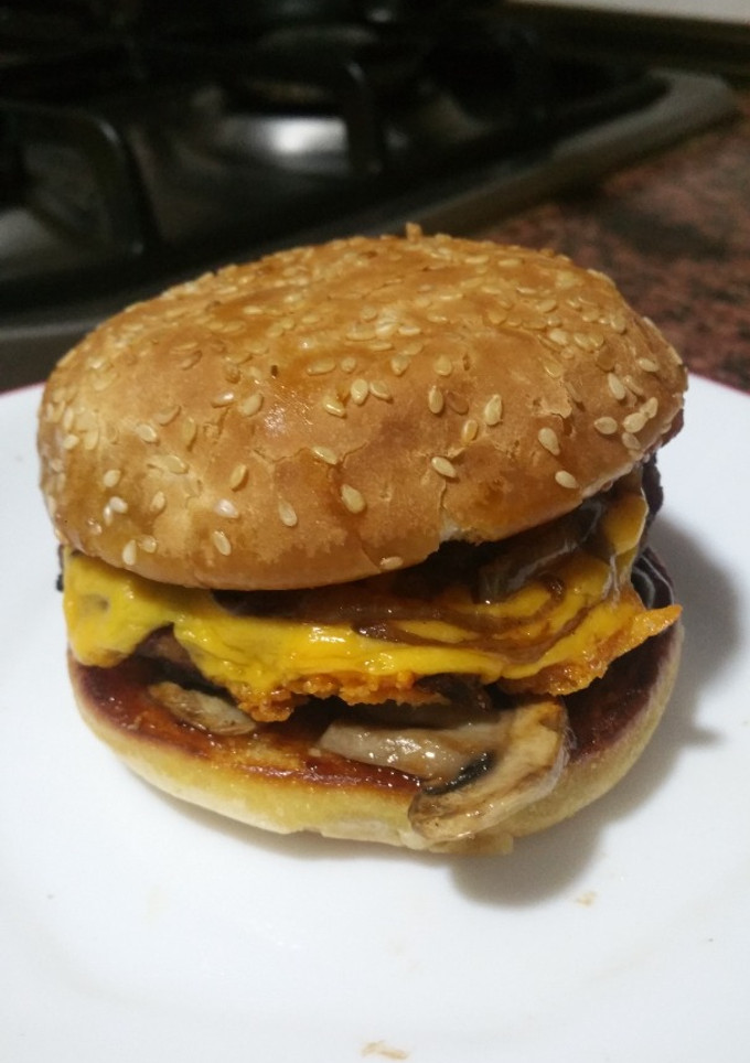 Una foto de Mushroom Cheeseburger