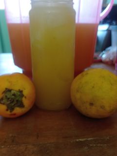 Una foto de Fresco 😋 / jugo de Naranjilla con Naranja