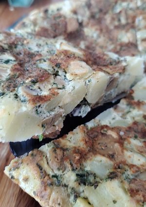Una foto de Tortilla de Patatas y Champiñones: El Dúo Perfecto
