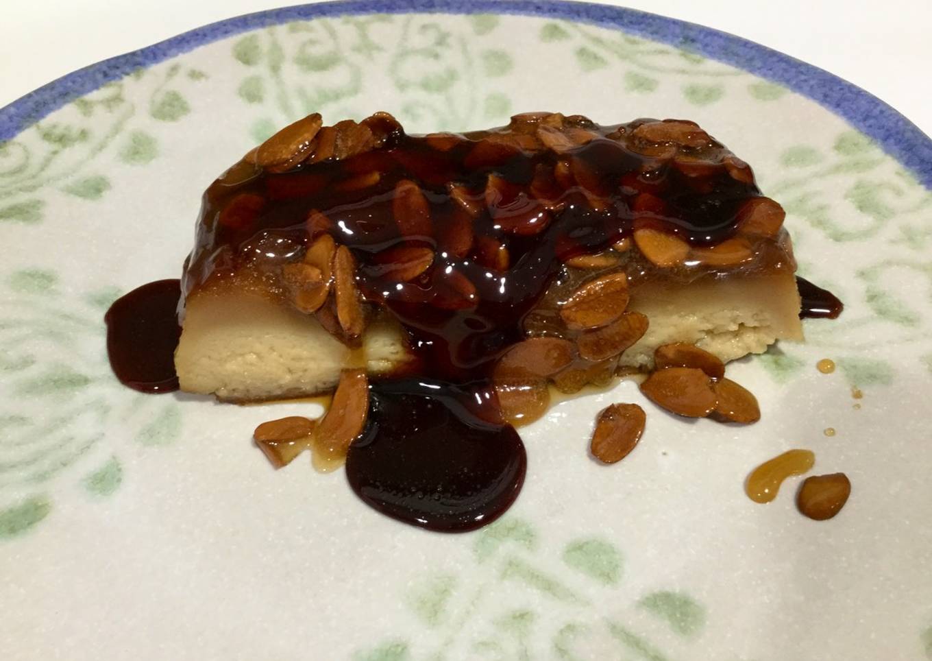 Flan de galletas con crocanti de almendra