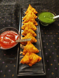 पनीर के समोसे(paneer samosa recipe in hindi) रेसिपी मुख्य फोटो