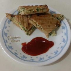 A picture of Cheesy,Spinach  and Corn Grilled  Sandwich.