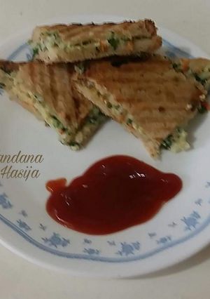 A picture of Cheesy,Spinach  and Corn Grilled  Sandwich.