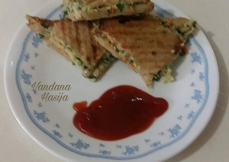 Recipe of Super Quick Cheesy,Spinach  and Corn Grilled  Sandwich