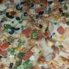 A picture of Tikka pizza without oven.