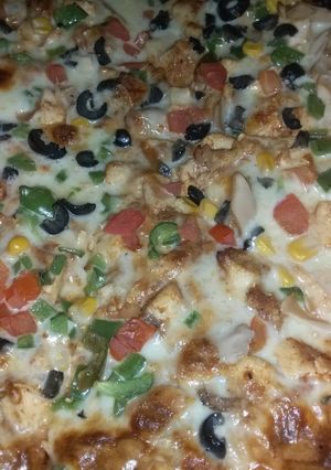 A picture of Tikka pizza without oven.