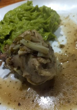Una foto de Pollo en cítricos con puré de palta