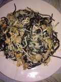 Spaghettis de Nero di sepia con gulas y salmón