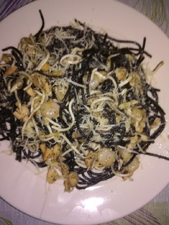 Una foto de Spaghettis de Nero di sepia con gulas y salmón