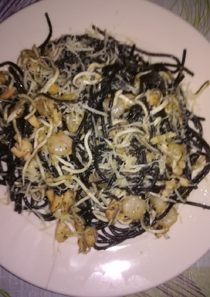 Una foto de Spaghettis de Nero di sepia con gulas y salmón