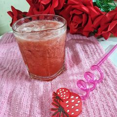 A picture of Die summer strawberry slushie.