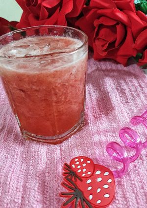 A picture of Die summer strawberry slushie.