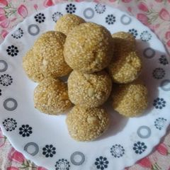 A picture of Til laddoo.