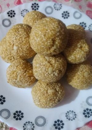 A picture of Til laddoo.