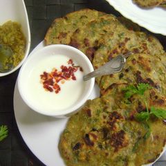 A picture of Spinach Thalipeeth.