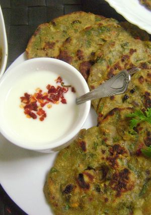 A picture of Spinach Thalipeeth.