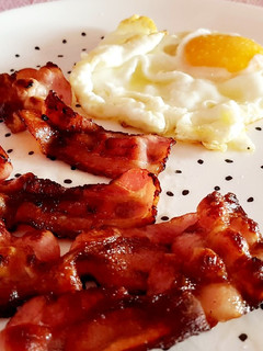 Una foto de Bacon y huevo frito