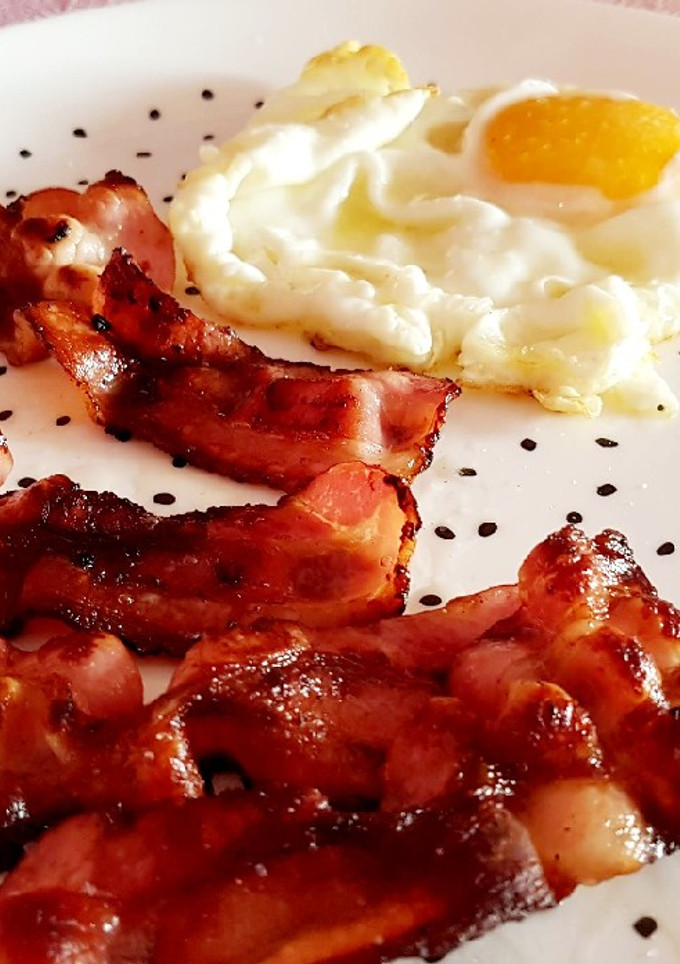 Una foto de Bacon y huevo frito