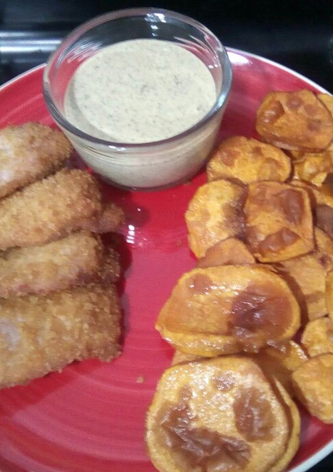 Una foto de Milanesa de cerdo con chips de batata y mayonesa de chimichurri