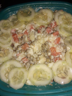 Una foto de Ensalada Rusa y pepino