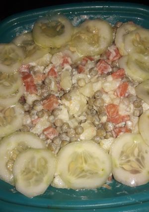 Una foto de Ensalada Rusa y pepino