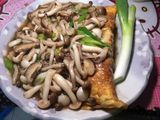 ไข่ห่อเต้าหู้ราดเห็ดสามอย่าง