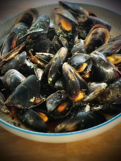 Una foto de Mejillones al vapor con un toque de pimentón