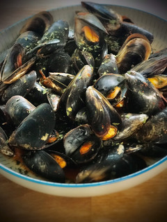 Una foto de Mejillones al vapor con un toque de pimentón