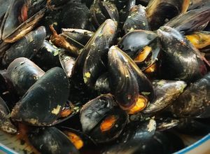 Una foto de Mejillones al vapor con un toque de pimentón