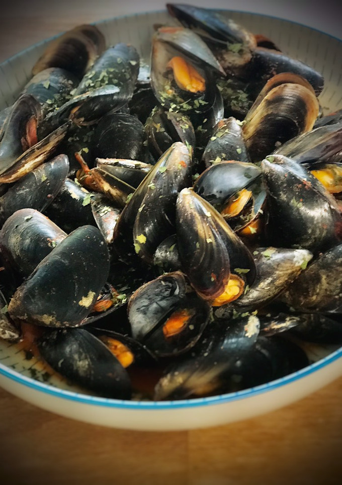 Una foto de Mejillones al vapor con un toque de pimentón