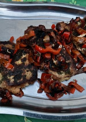 Une photo de Médaillons de porc grillés à la moutarde et poivrons rouges