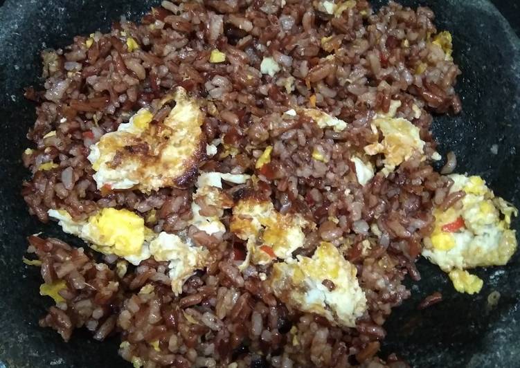 Cara Mudah Menyiapkan Nasi goreng beras merah Lezat