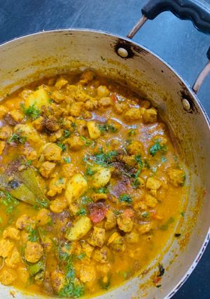 A picture of Soya chunks and Aloo masala.