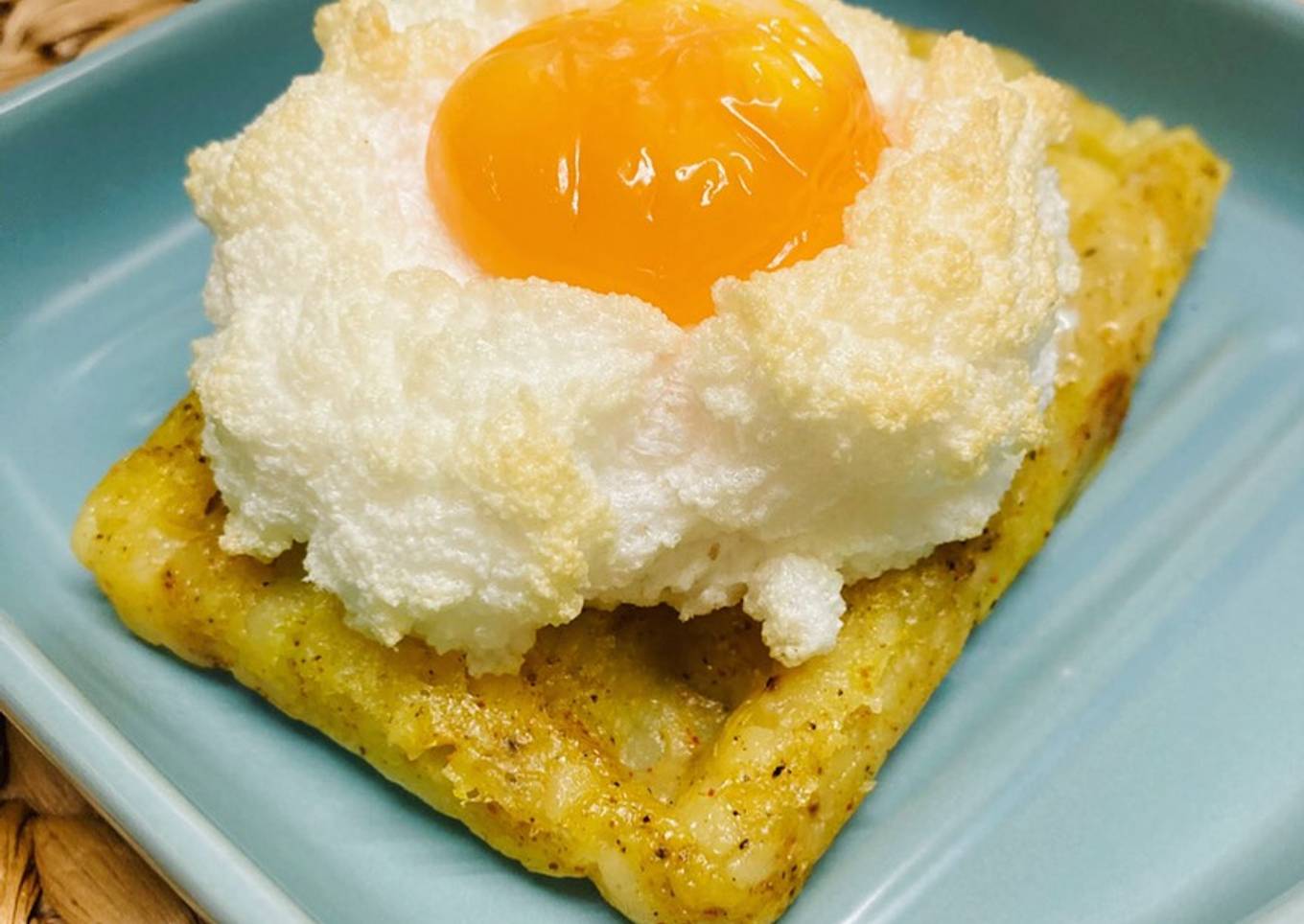 Huevo nube con patata gofre