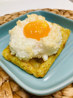 Una foto de Huevo nube con patata gofre