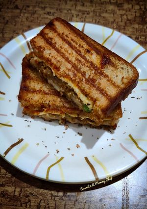 A picture of Cheesy Sandwich with potato and green peas filling.