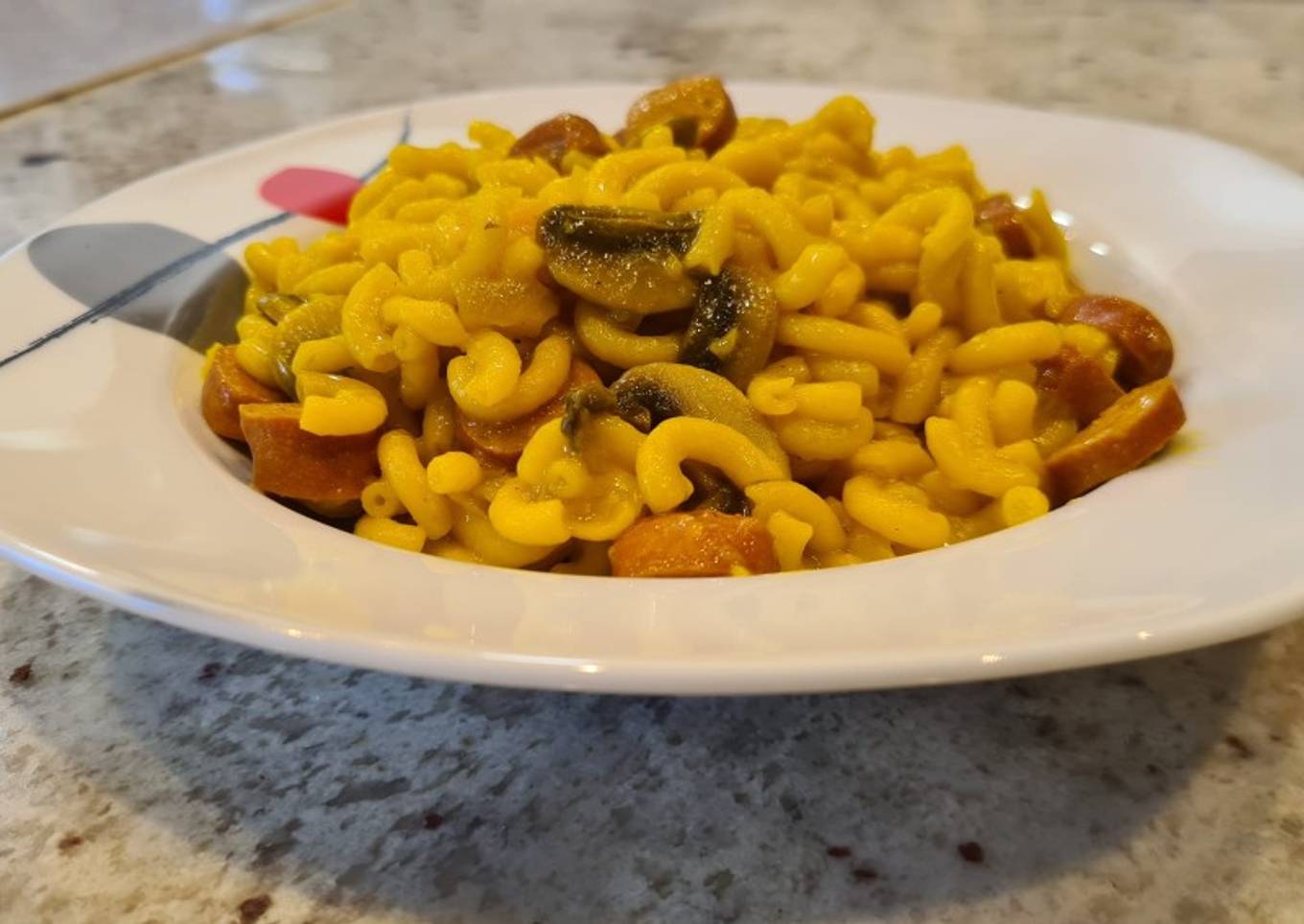 Fideuá de salchichas y champiñones
