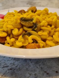 Una foto de Fideuá de salchichas y champiñones