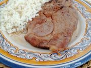 Una foto de carne con salsa de soja