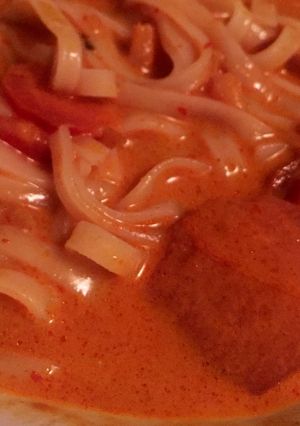 Une photo de Curry rouge aux padthaï