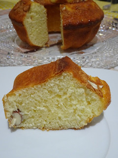 Foto de Bolo de iogurte (sem óleo) com coco e lima aromatizado com baunilha