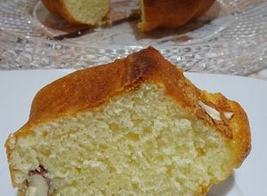 Foto de Bolo de iogurte (sem óleo) com coco e lima aromatizado com baunilha
