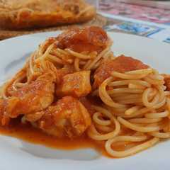 Una foto de Estofado de Pollo con Tallarines  (Fideos con Pollo)