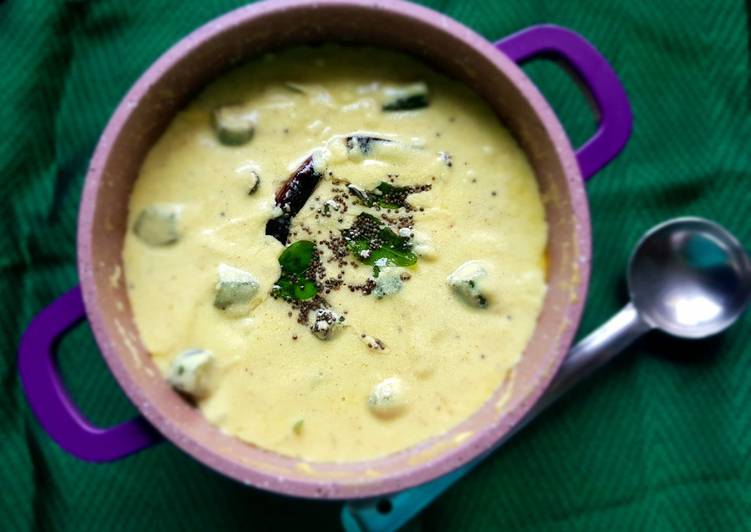 Ladiesfinger moor kulambhu Okra Yoghurt curry