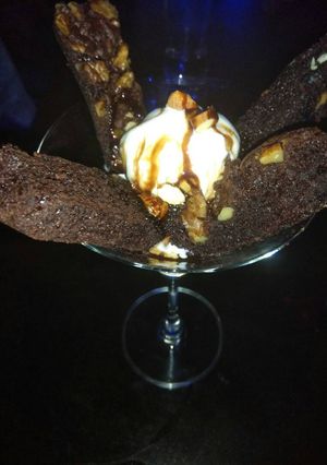 A picture of Walnut brownie with Ice cream.