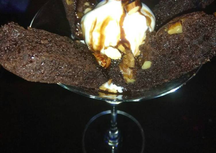 Recipe of Perfect Walnut brownie with Ice cream