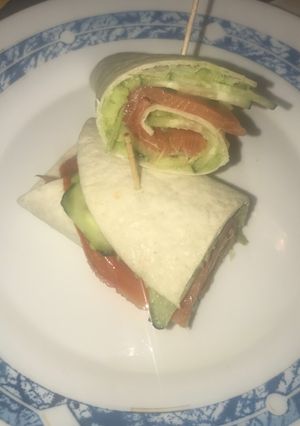 Una foto de Wrap de Palometa y Aguacate