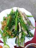 Ốc móng tay xào rau muống