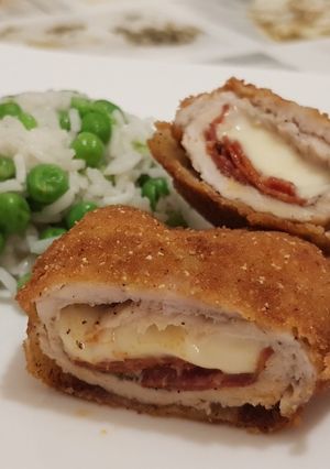Sajttal-kolbásszal töltött sertéskaraj recept fotója
